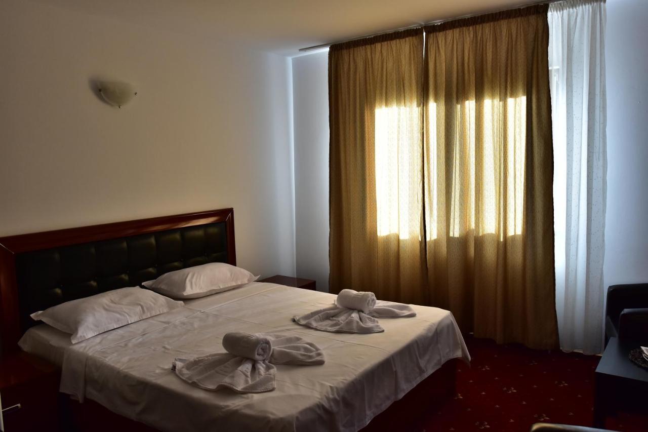 Hotel Ostrov Călimăneşti Bagian luar foto